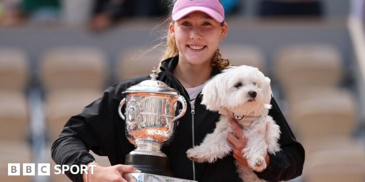 Mirra Andreeva kisses French Open trophy