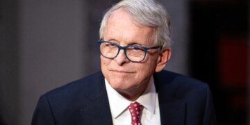 Ohio Governor Mike DeWine standing with Ohio Congressional delegation in Capitol chamber