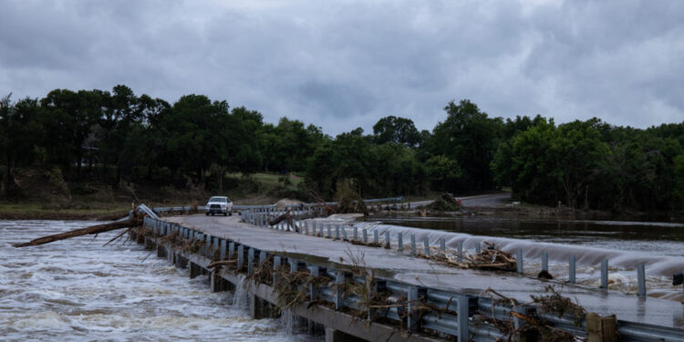 Heavy rains cause flood damage in southern Texas