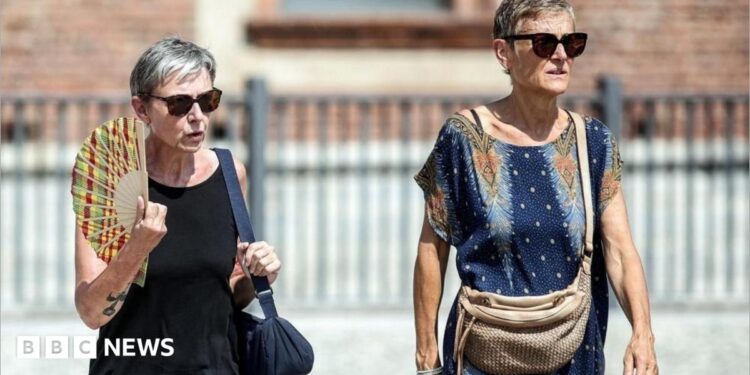 People drink water and use hand fans to protect themselves from the sun in Naples, southern Italy. Photo: 1 August 2026