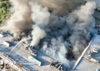 Smoke rises from a shopping centre in the central Ukrainian city of Kryvyi Rih after a Russian drone attack. Photo: 21 August 2026