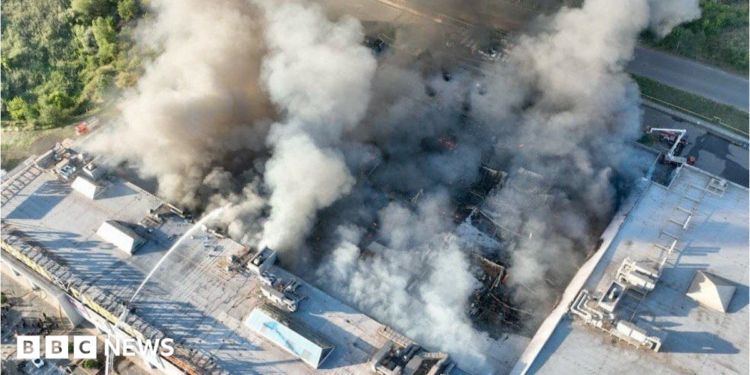 Smoke rises from a shopping centre in the central Ukrainian city of Kryvyi Rih after a Russian drone attack. Photo: 21 August 2026