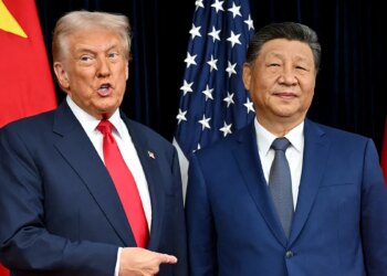 Trump next to Xi Jinping