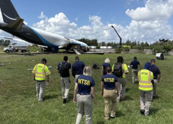 ntsb officials walk to plane crash site