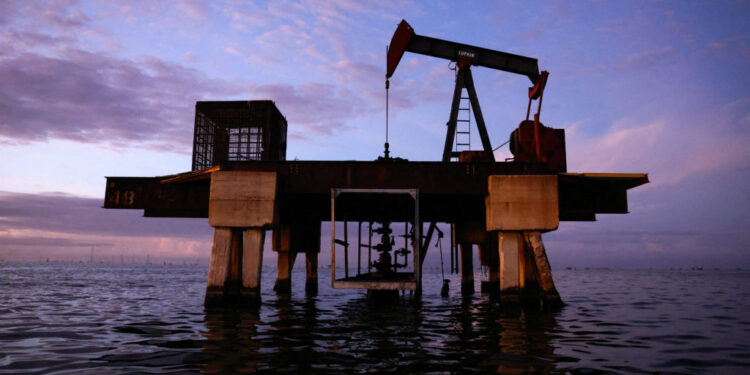 FILE PHOTO: FILE PHOTO: FILE PHOTO: In Venezuelan oil region, industry reform sparks both hope and skepticism